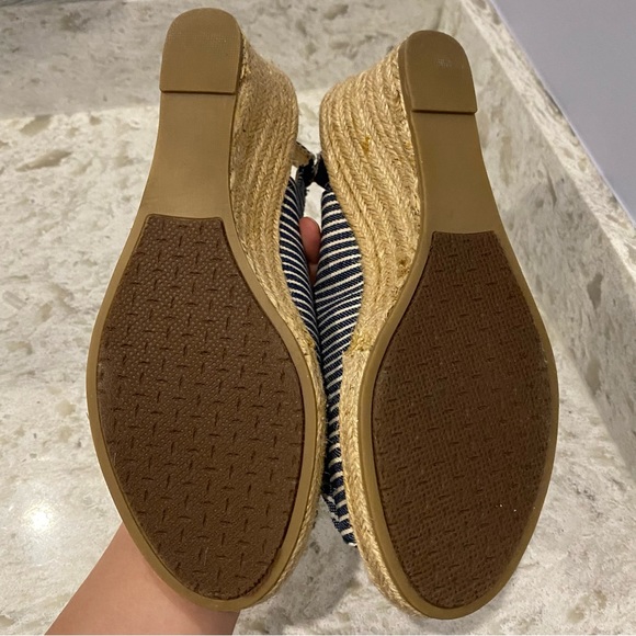 Karen Scott Wedge Heels Sandals Blue and White Striped Flower Detail Size 5 - Picture 4 of 8